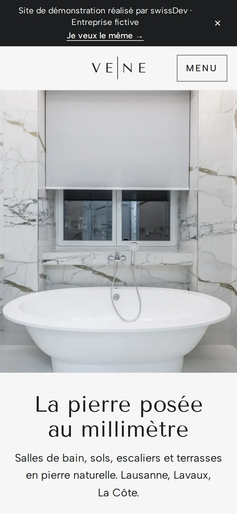 Page d’accueil du site Veine sur téléphone, la salle de bain en marbre sur toute la largeur et le titre centré sur deux lignes dessous