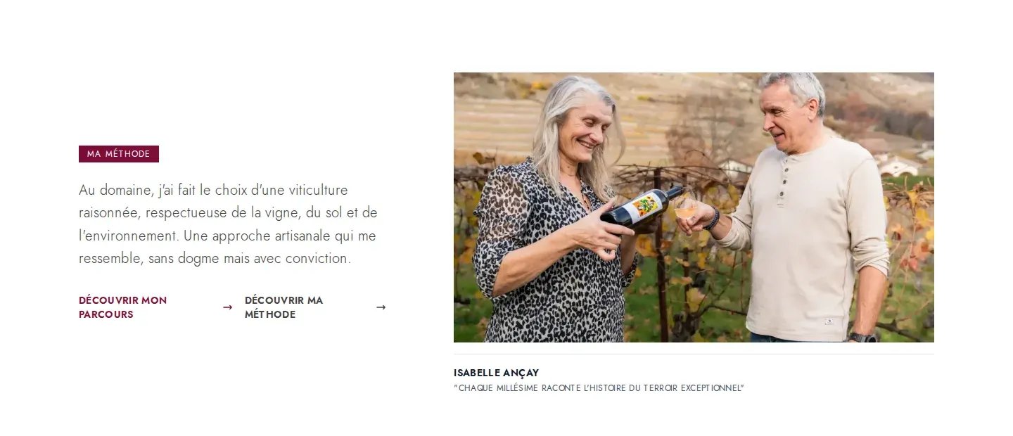 La vigneronne Isabelle Ançay présente une bouteille dans les vignes, section « Ma méthode » du site