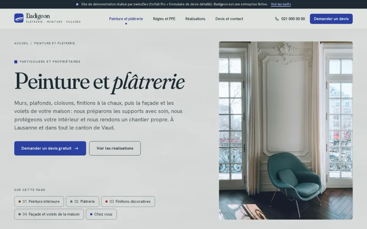 Haut de la page Peinture et plâtrerie du site Badigeon, avec les rubriques (peinture intérieure, plâtrerie, finitions décoratives, façade et volets) et la photo d’un salon à moulures